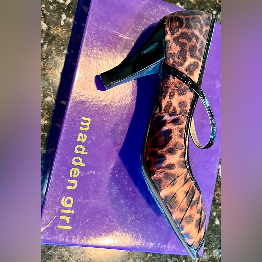 Madden Girl NWT animal print hi heel pump peep toe
NEVER WORN! "Mollie" style - Picture 4 of 4